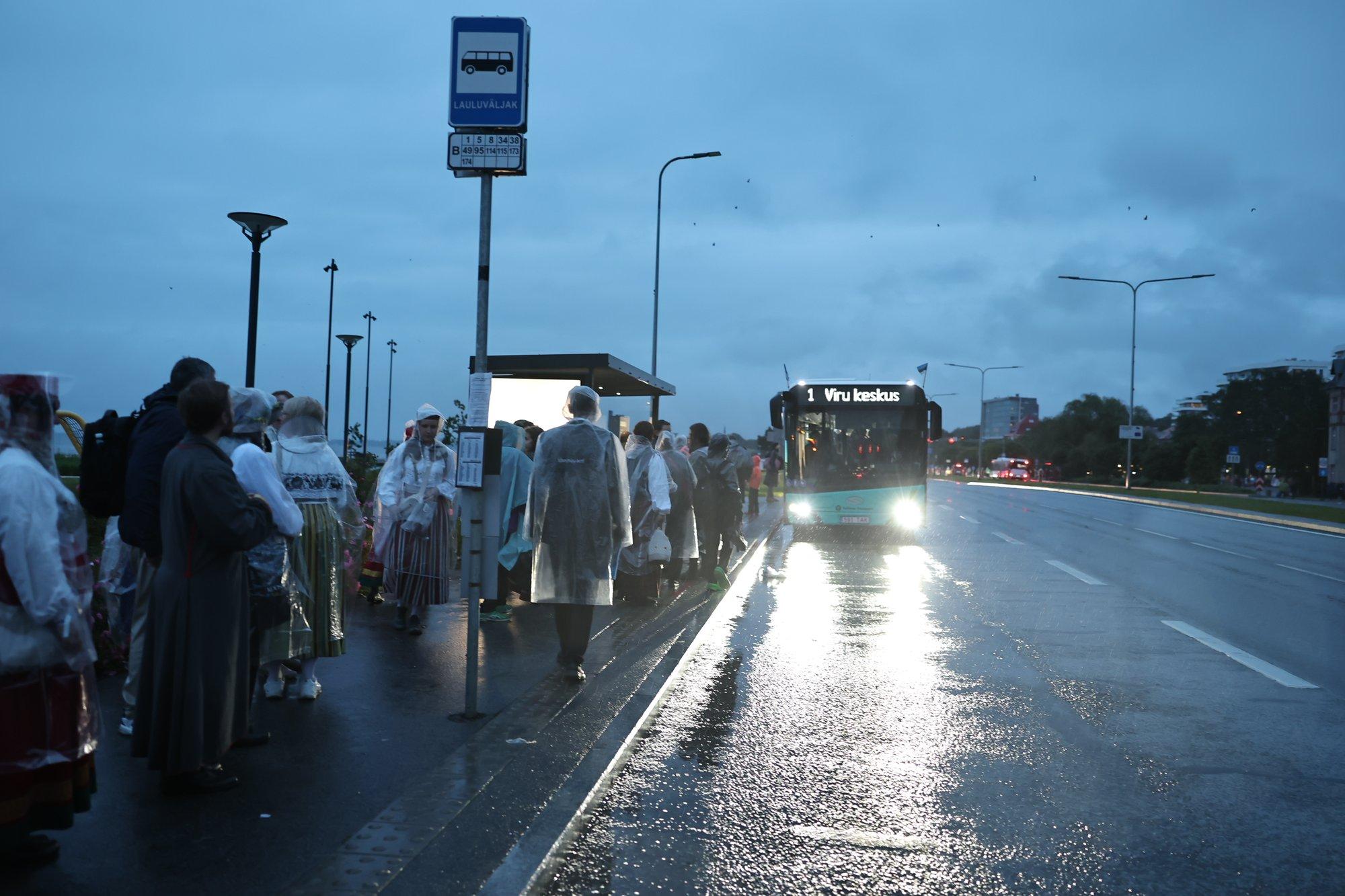 FOTOD | Laulupeo järel pidid inimesed koju saamiseks busse pikalt ootama. TLT: palume säilitada rahulikku meelt