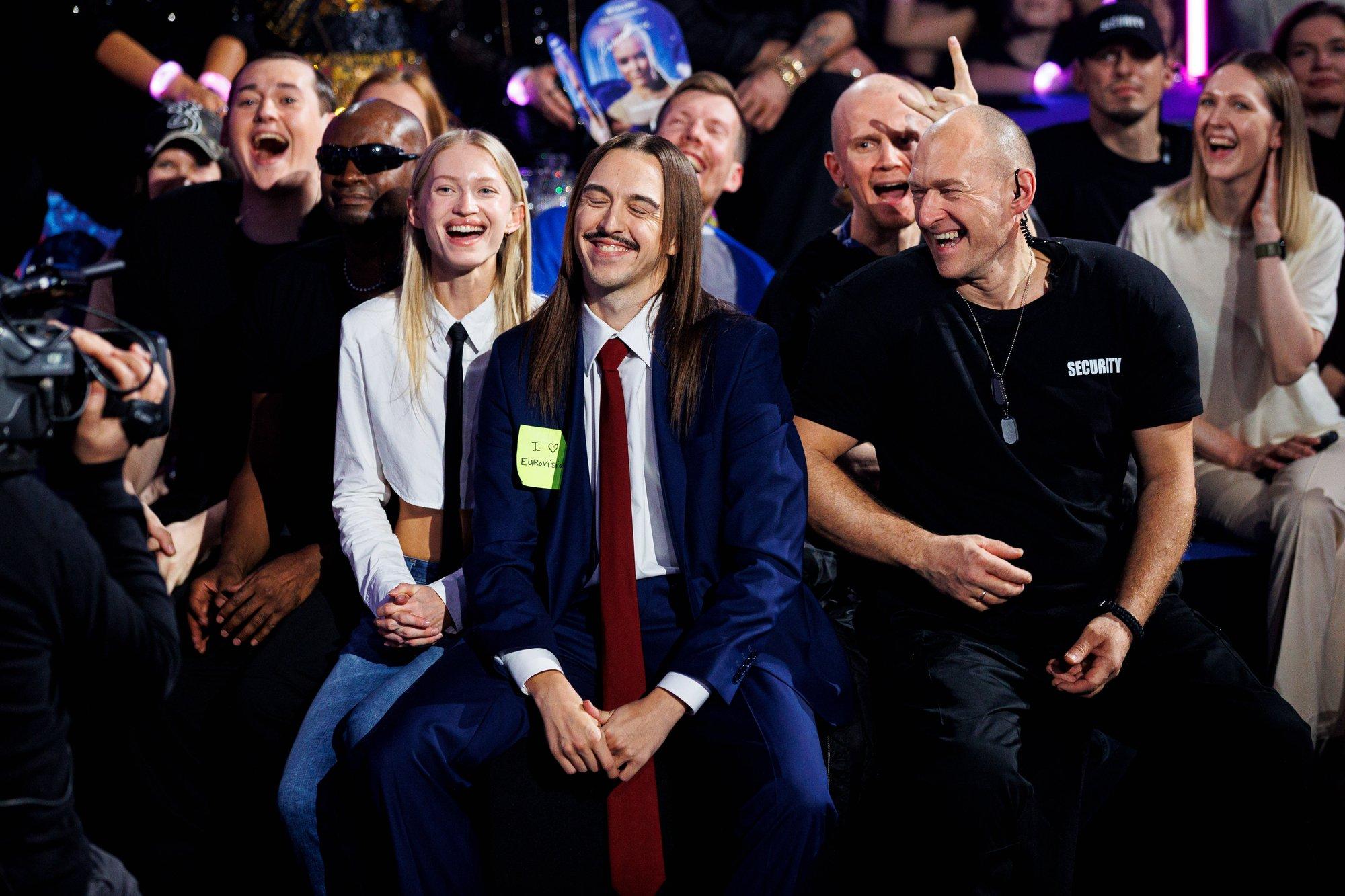 KLÕPS | Glamuurne sviit ja värskendavad kokteilid. Tommy Cash võtab koos modellist kallimaga soojamaareisil aja maha