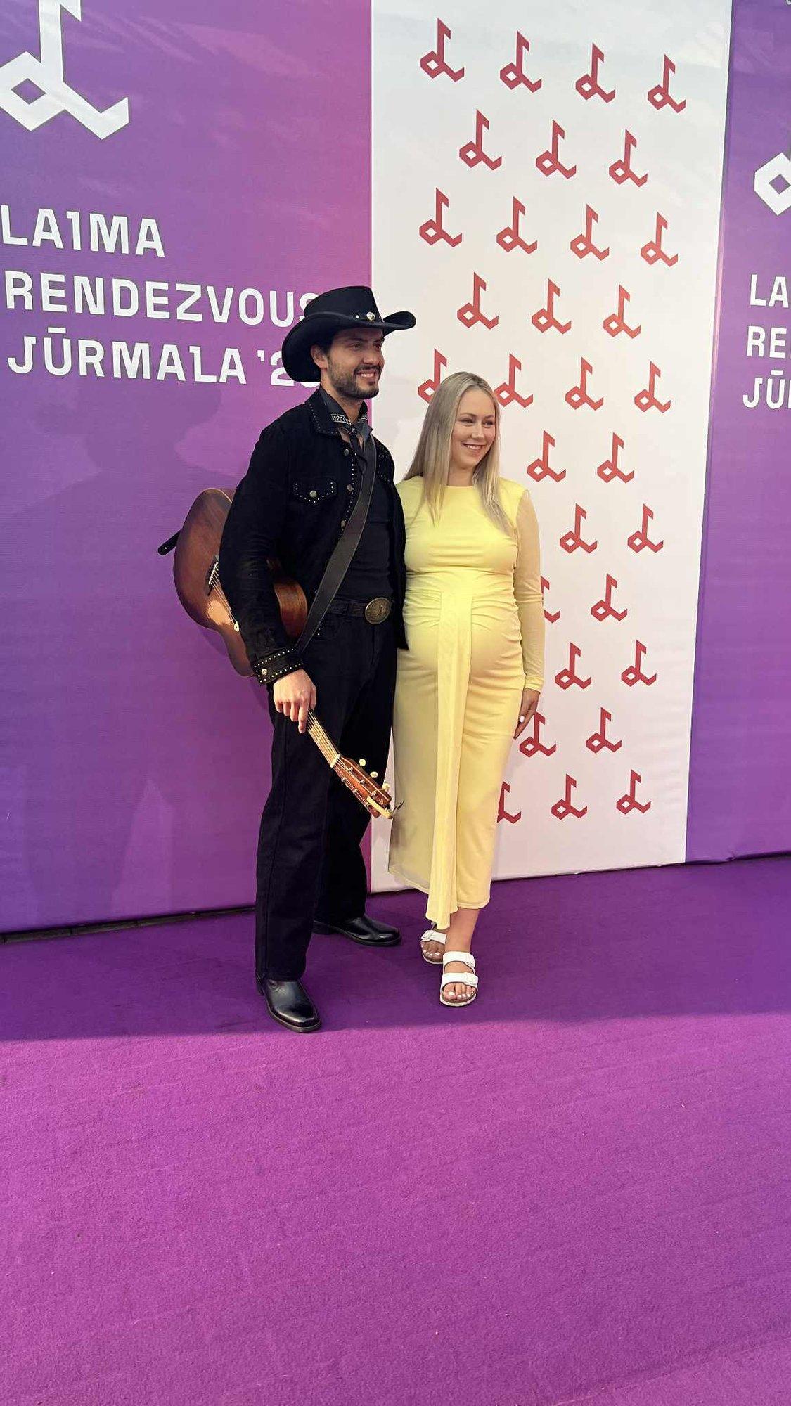 KLÕPSUD | Stefan jõudis Lätti Jūrmalasse Laima Vaikule festivalile ja võttis kaasa beebiootel abikaasa