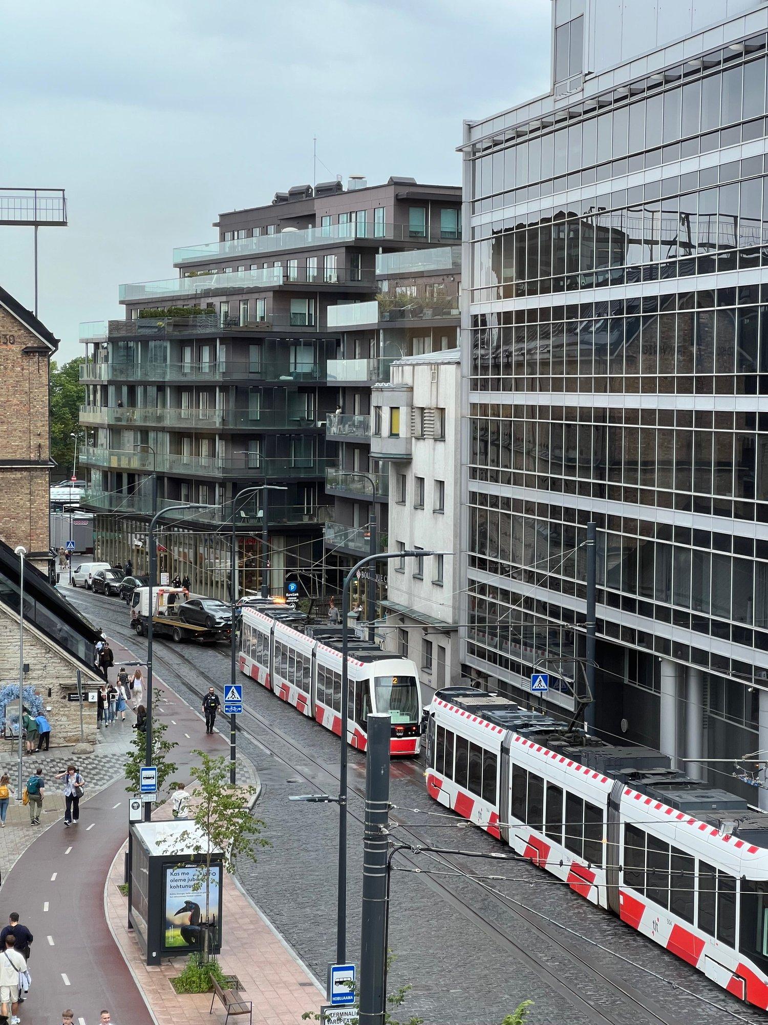 VIDEOD | Jälle takistas valesti pargitud auto Hobujaama trammiliiklust