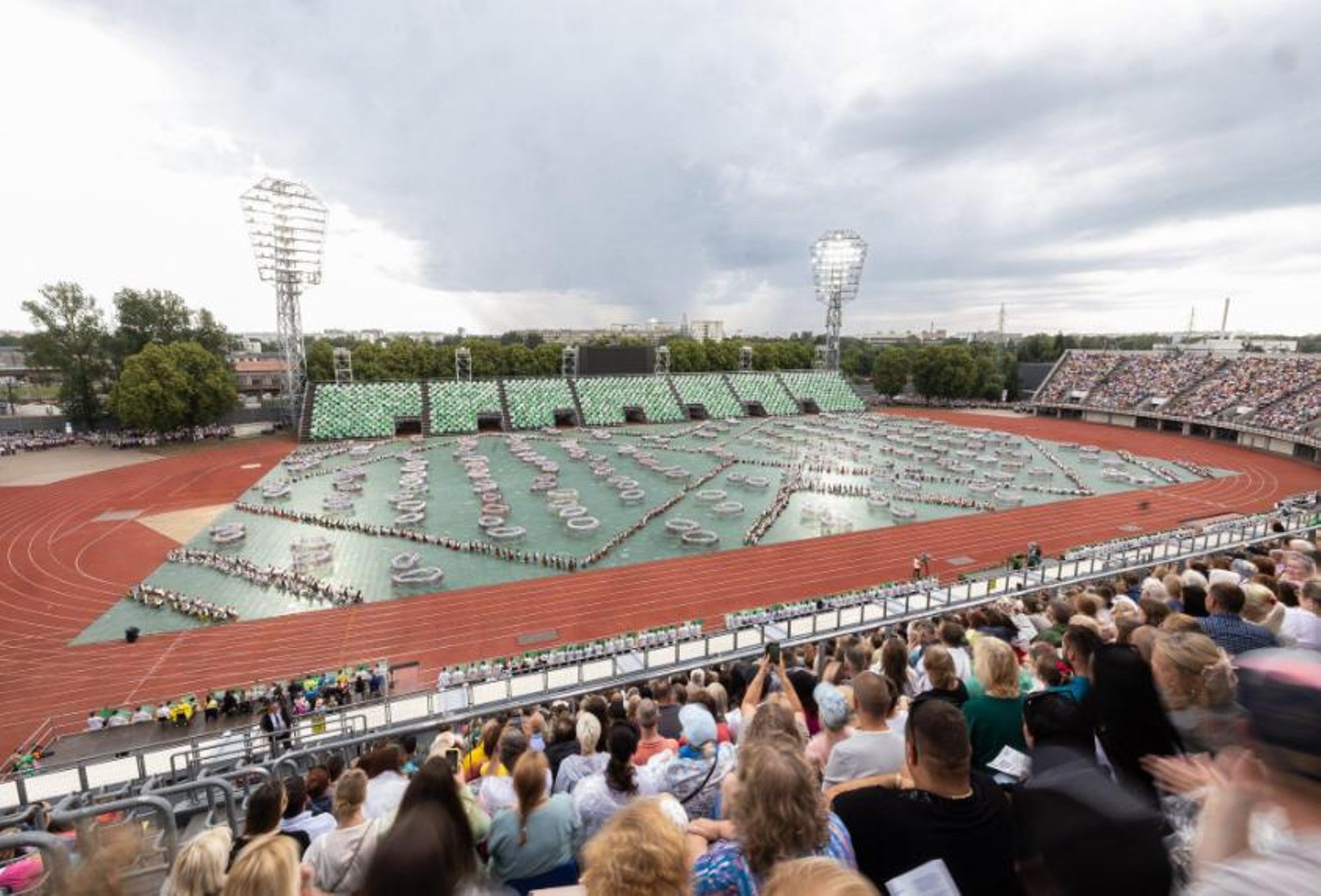 Lätis katkestati tantsupeo suuretendus. Kohal viibinud Sten Weidebaum: „Järsku lõi välk väga lähedal“