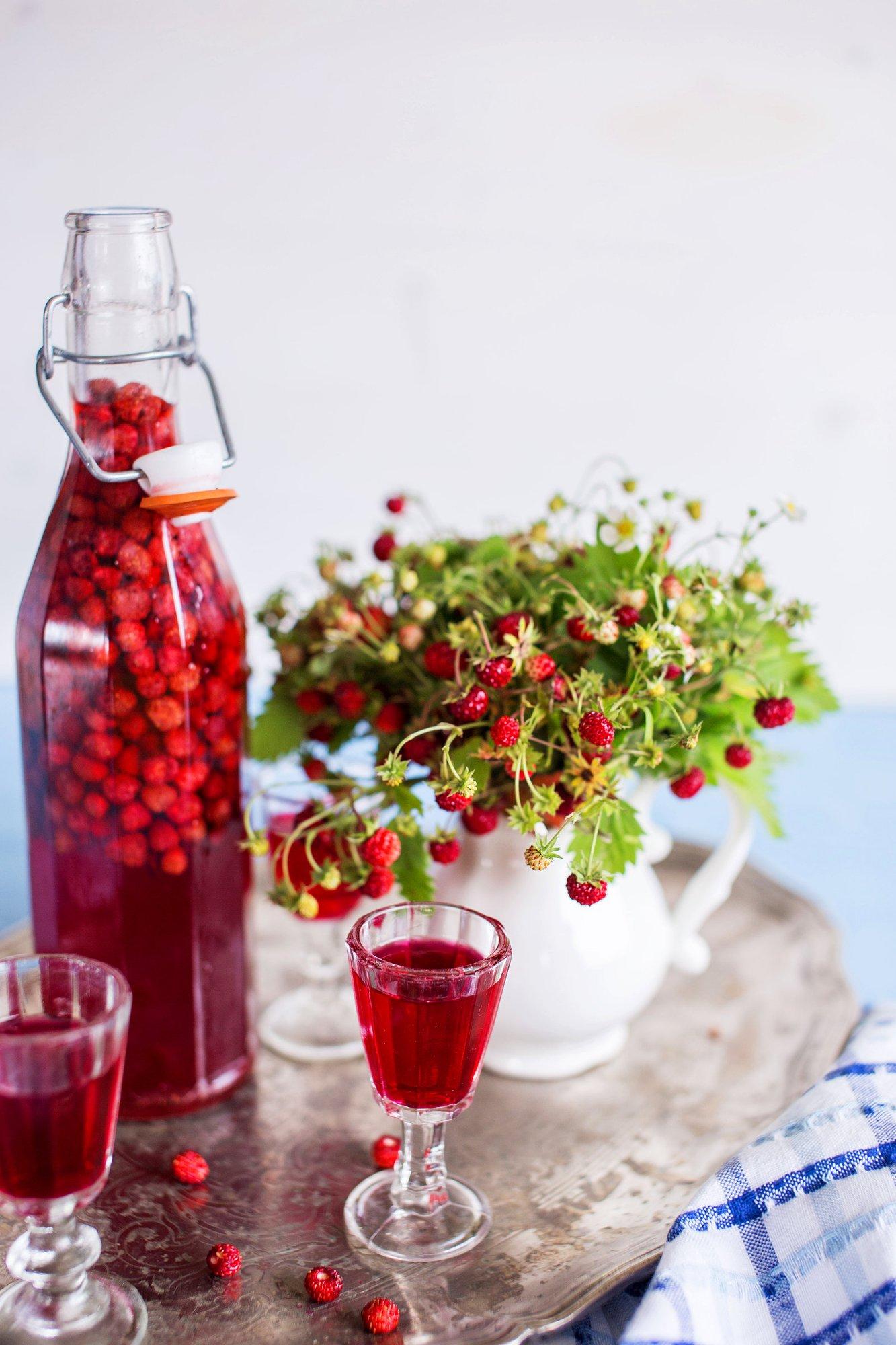 RETSEPT | Mõnusalt magus metsmaasikaliköör - pane täna pudelisse, saad jõulude ajal ka suvemaitseid nautida