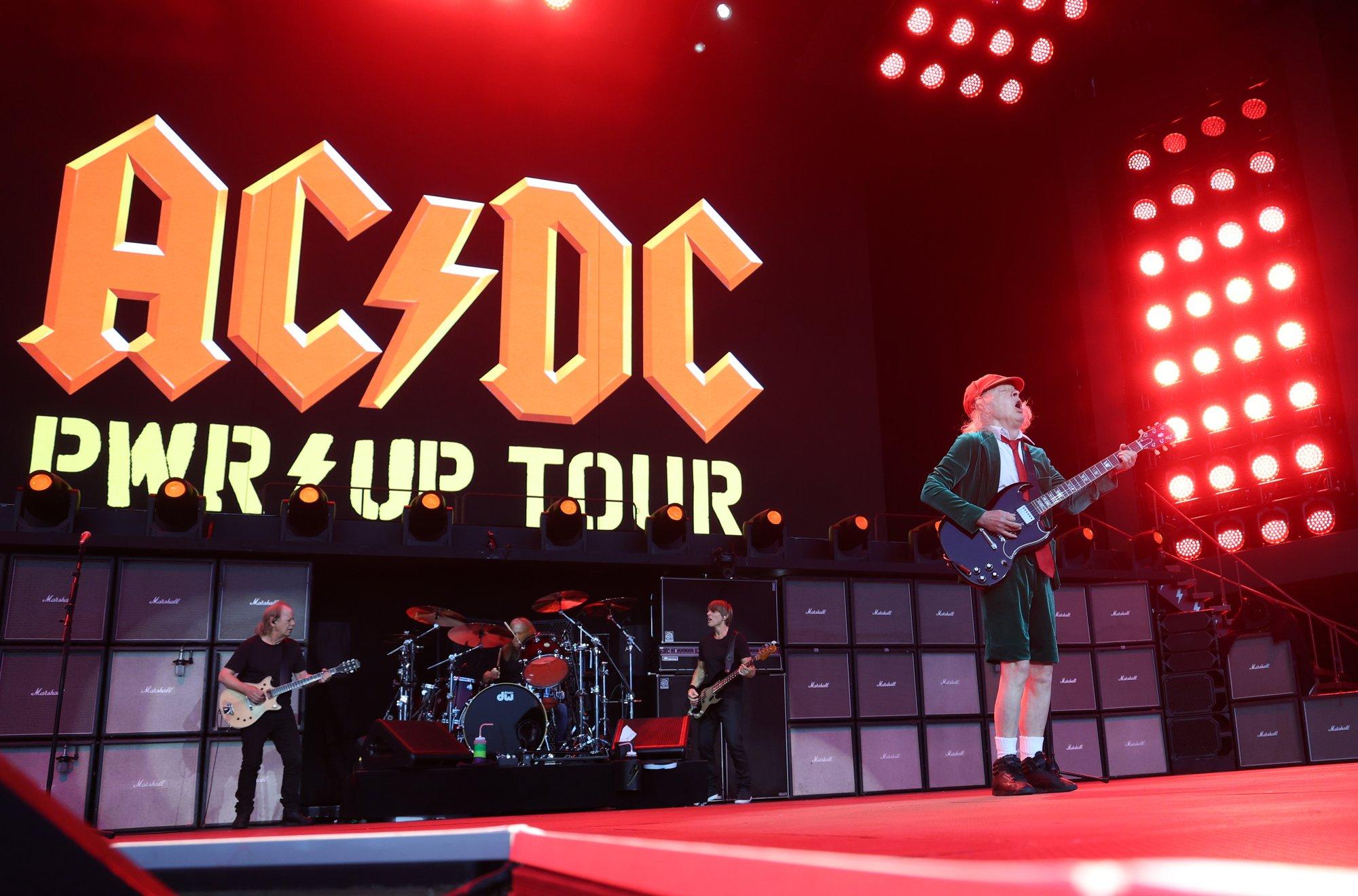 AC/DC hullutas Tallinnas rahvast juba eile õhtul! Bändiliikmed saabusid Eestisse päev enne kontserti ja kohtusid ka fännidega