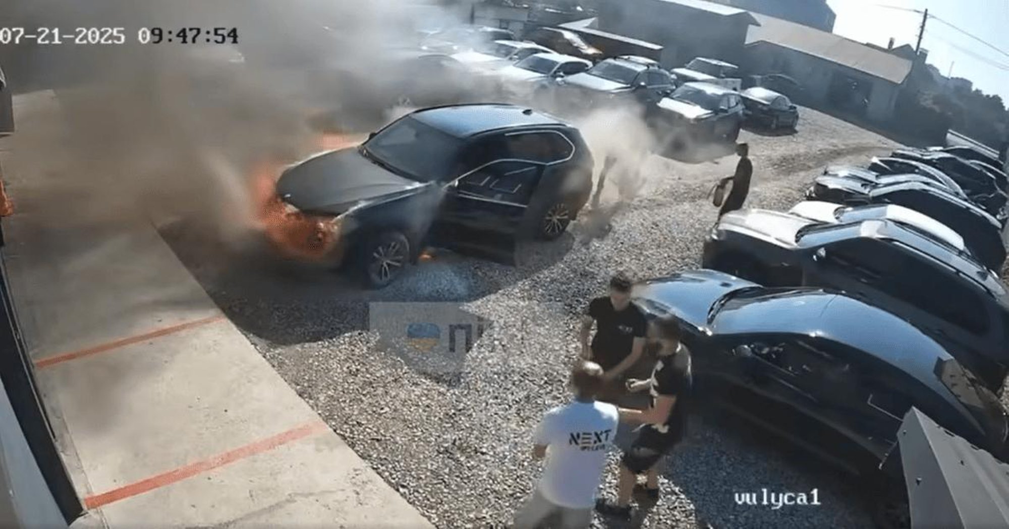 VIDEO | Tuli takus: Ukrainas saabus mees tehnoülevaatusele leegitseva bemmiga