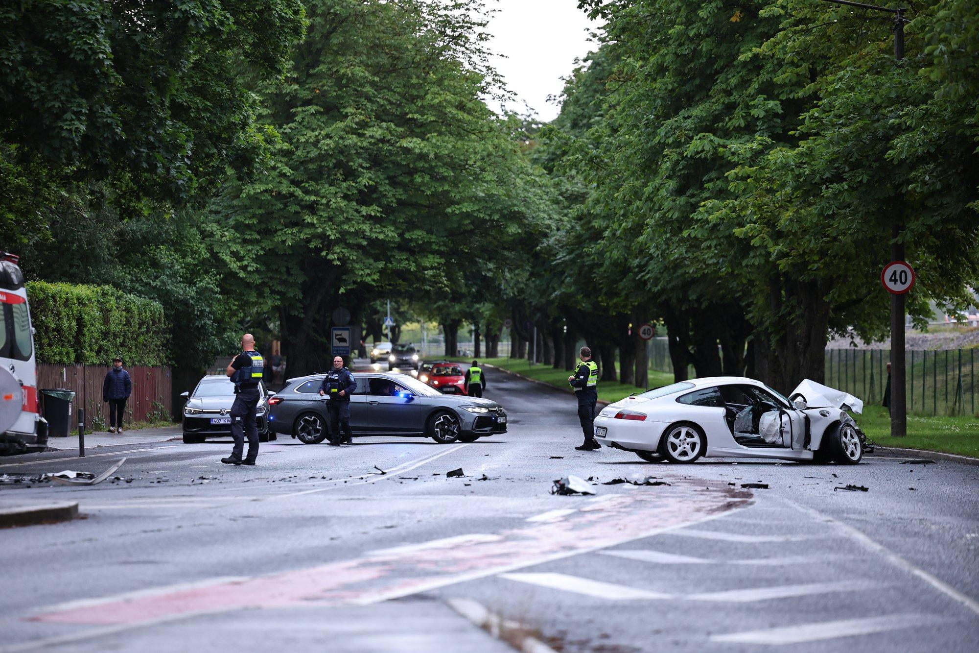 FOTOD | Tallinnas Tehnika tänaval toimus autode vahel laupkokkupõrge, tänav on suletud