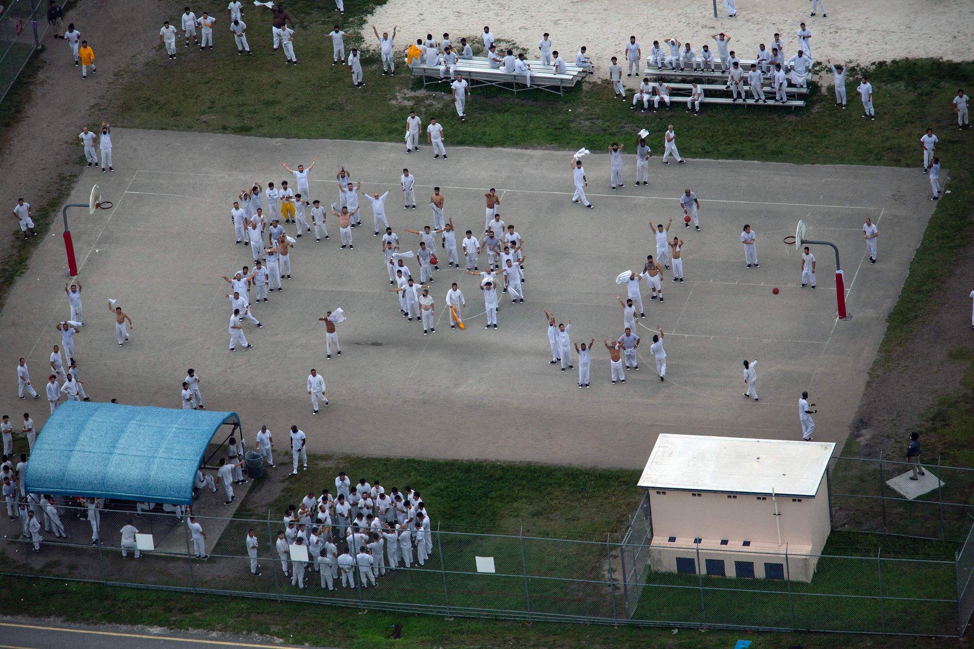 Inimõiguslased: sisserändajad pidid Miami vanglas sööma nagu koerad