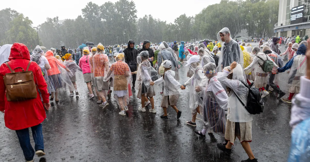 HULL RAHVAS ⟩ Laulab, järelikult elab: eestlase püha paik lauluväljak