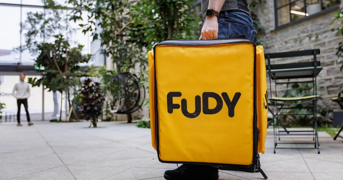 FOTOD ⟩ Humoorikas vaatepilt Mustamäel: mees pistis neljajalgse karvase sõbra toidukotti