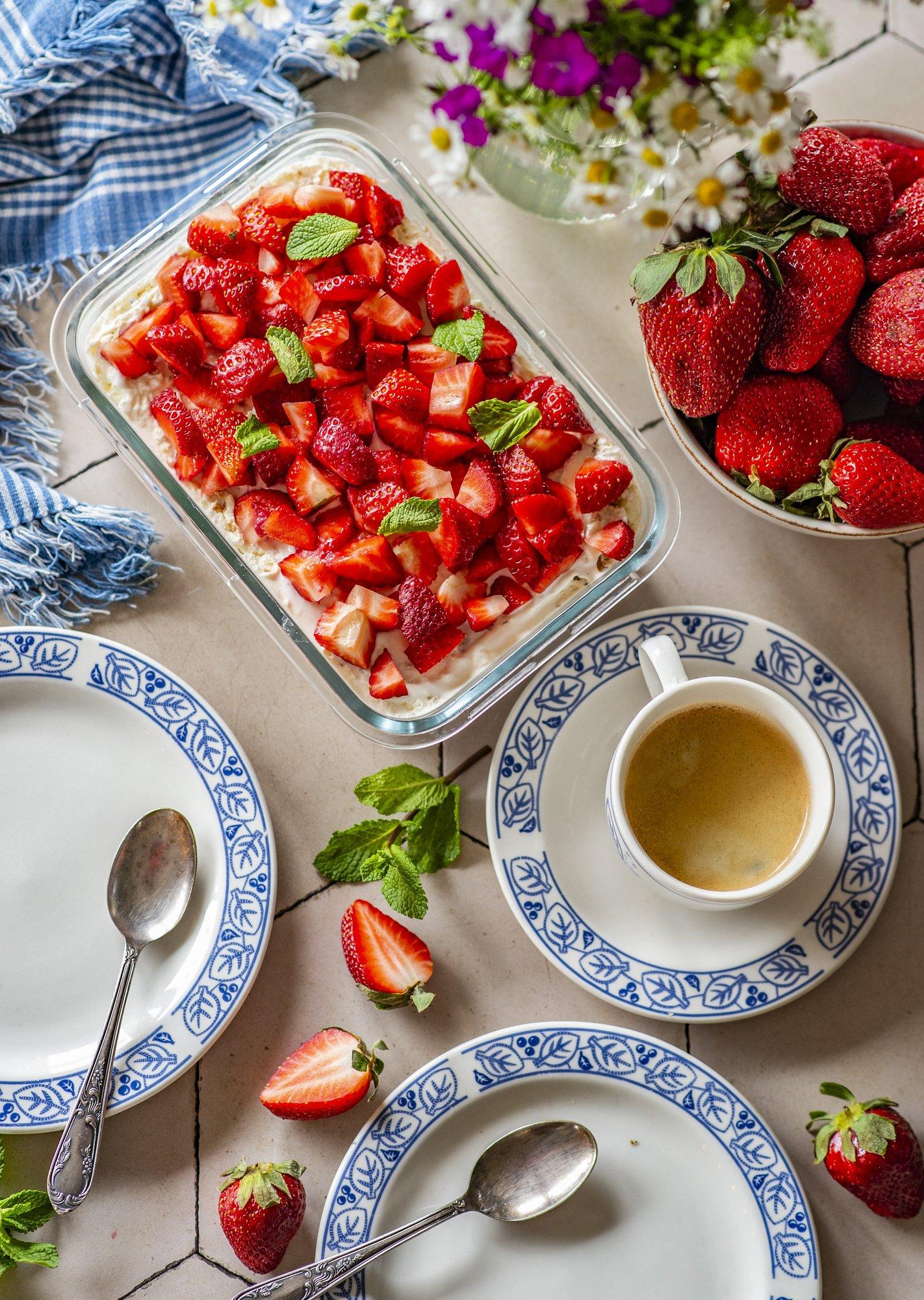 Kõige lihtsam suvemaius! Kihiline kausimagustoit maasikate ja toorjuustuvahuga ei vaja küpsetamist