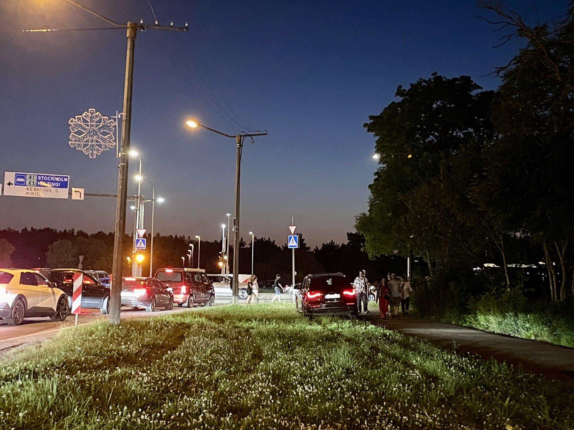 FOTOD | Krõbedad taksohinnad, liiklusummikud ja prügi tänavatel. Vaata, kuidas Tallinnas AC/DC kontsert lõppes
