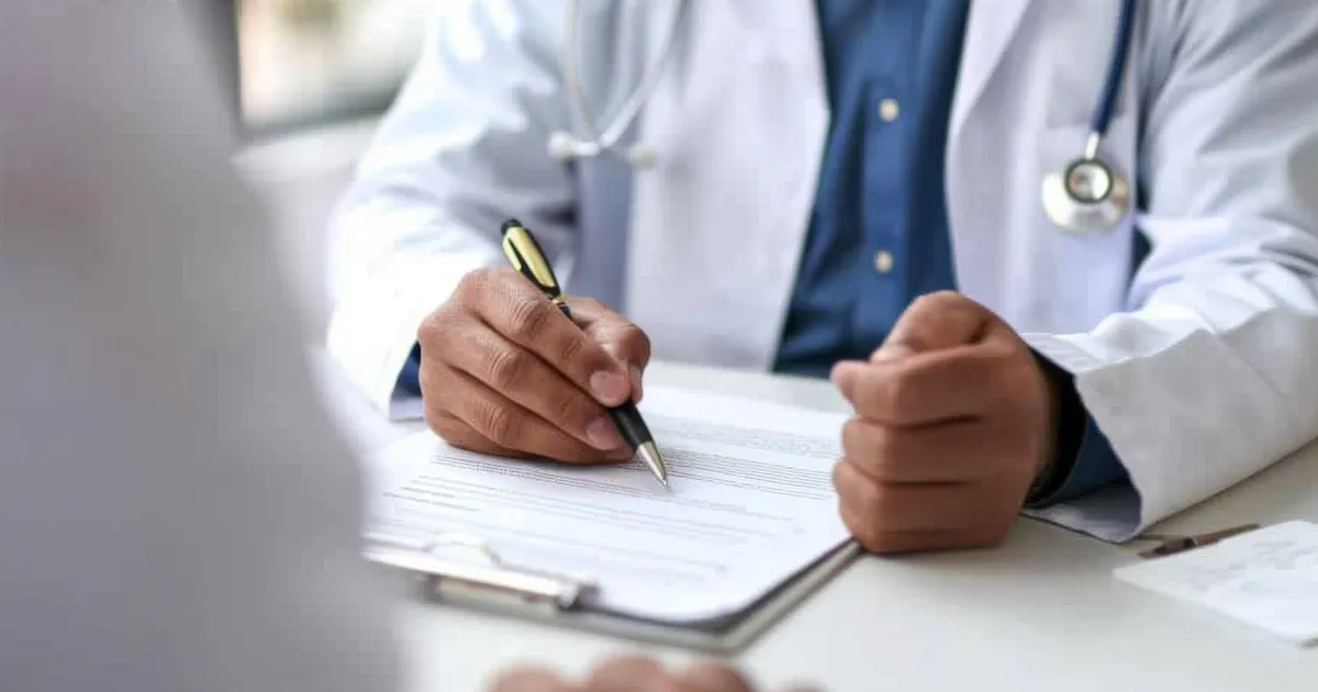 Tehisaru kõrval, stetoskoop kaelas: Kreeka arst kasutab igapäevatöös vigade vältimiseks tehisintellekti