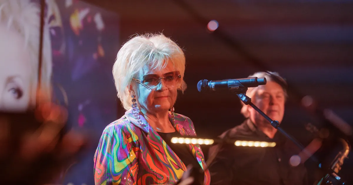 FOTO ⟩ «Pildi pealt ei tunne äragi!» Linnaosavalitsuse õnnesoov Anne Veskile päädis kommentaaride laviiniga