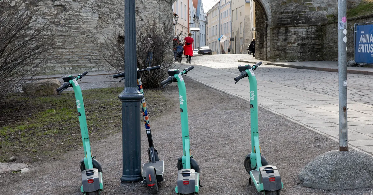 FOTO ⟩ «Selliseid asju kolmapäeviti tihti ei näe!» Kalamajas pargiti Bolti tõukeratas eriti ekstreemsesse kohta