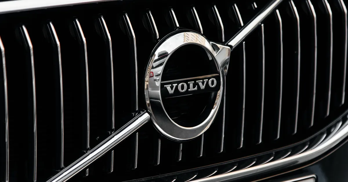 KES RIKKUS LEPINGUT? ⟩ «Oleme algatanud uurimise.» Volvo otsib taga klienti, kes müüs nende veoki Venemaa suusaliidule