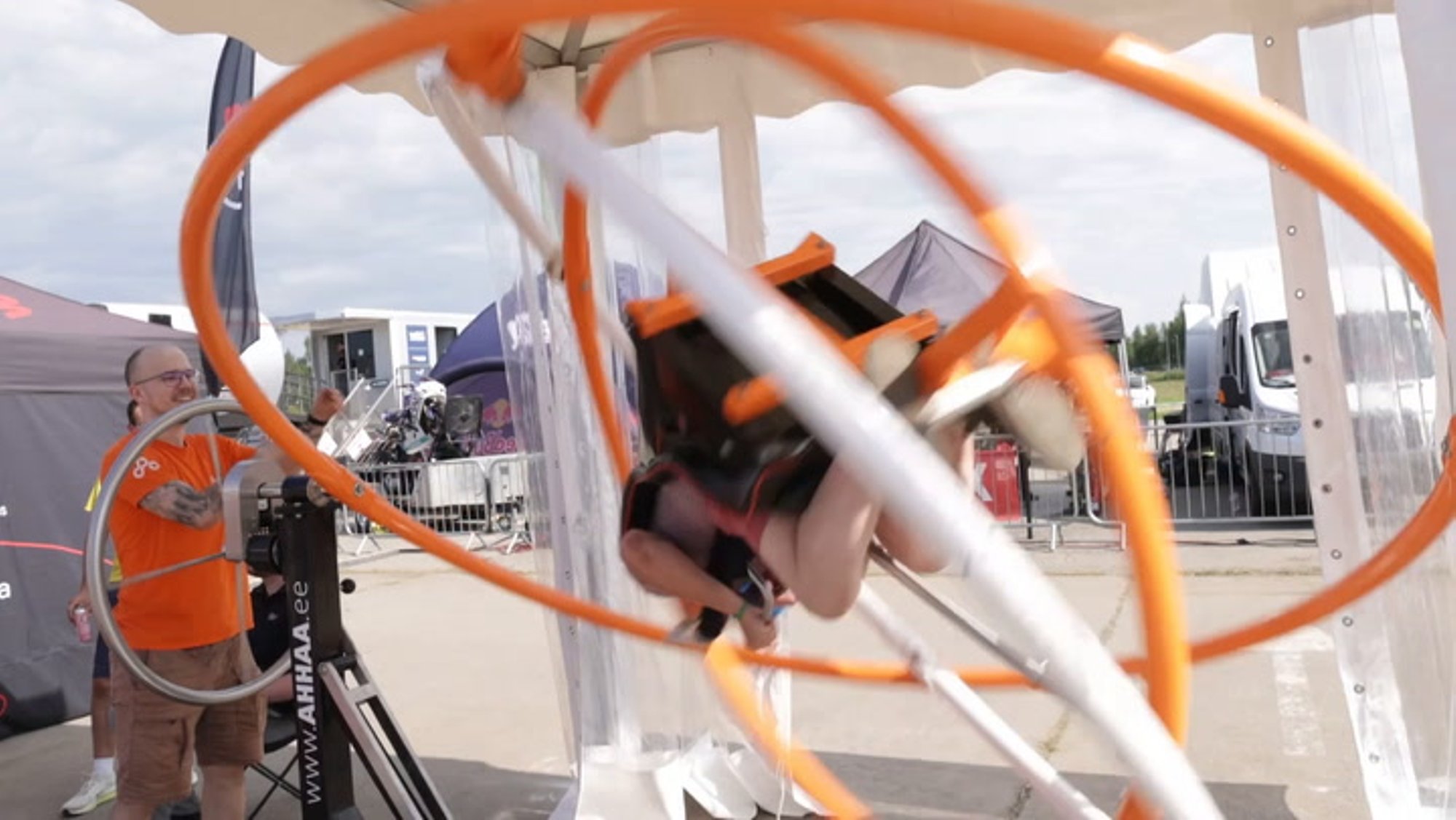 DELFI VIDEO | Palju maksab rallipargis õlu ja mis Tänaku nänn müüdi juba läbi? Millist meelelahutust pakutakse?