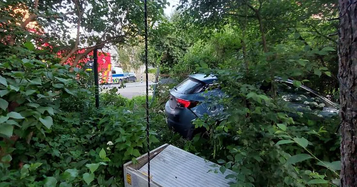 FOTOD ⟩ «Jube pidurikrigin ja pauk!» Politsei eest põgenemine lõppes aia puruks sõitmisega