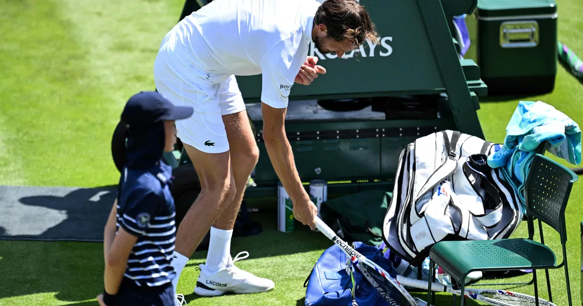 Wimbledoni avapäev rüüstas asetatud mängijate ridu, venelane peksis puruks reketi