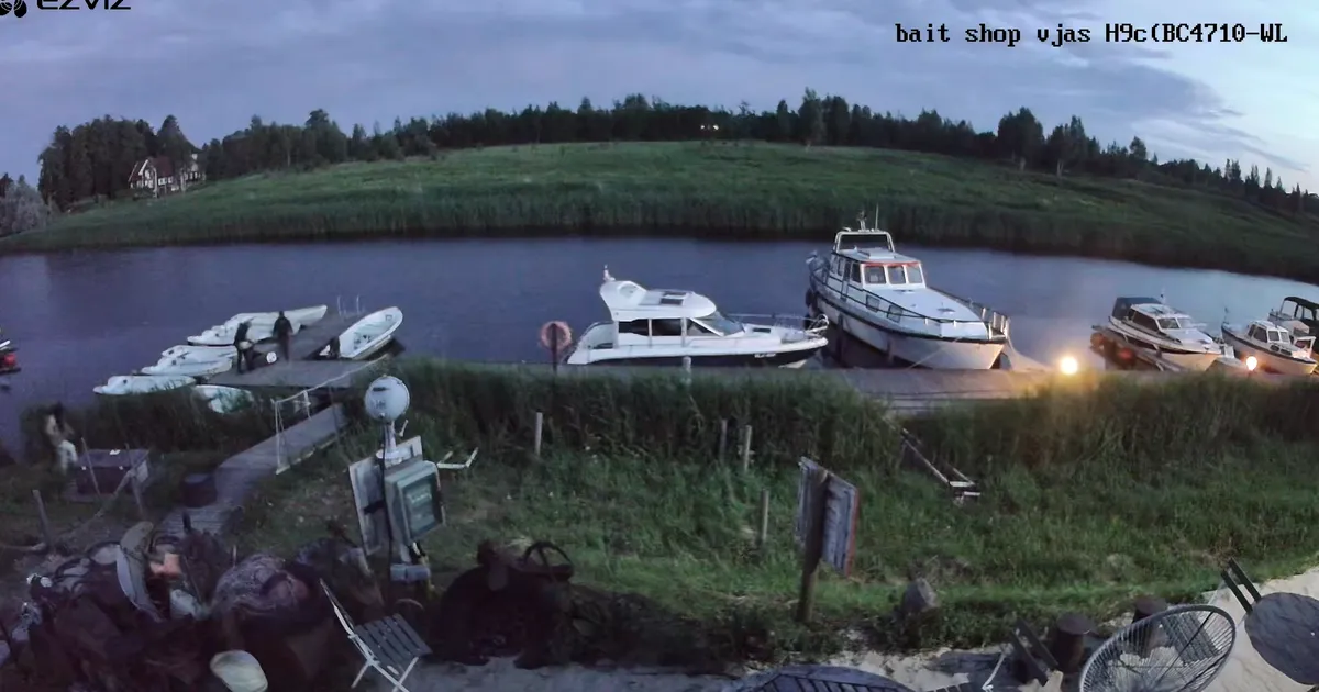 ÖINE VIDEO ⟩ Pikanäpumehed võtsid Sauga kalurikülast kaasa kaheksa paadimootorit