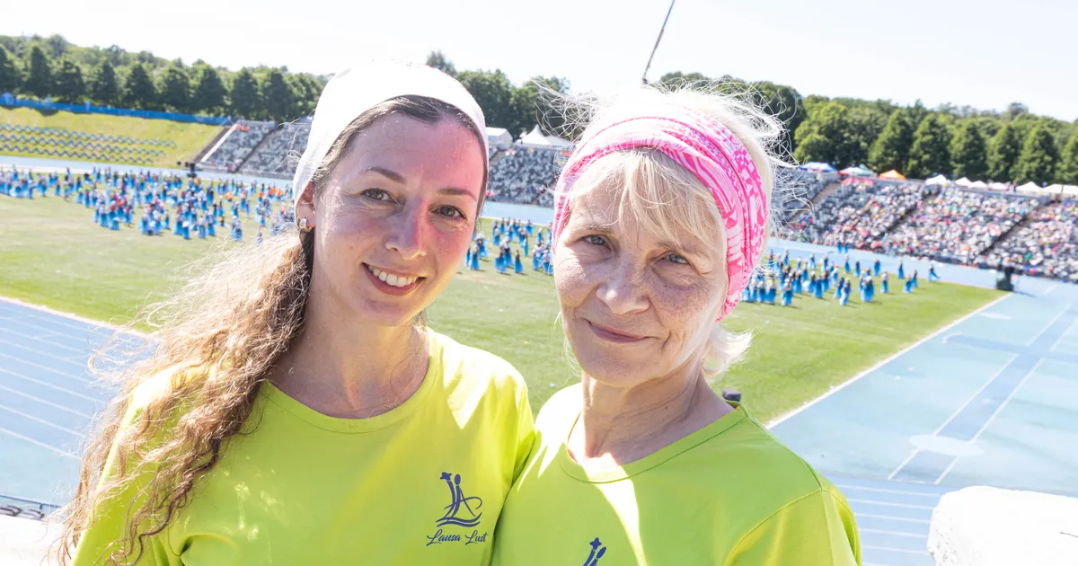 VIDEO ⟩ Lõõskav päike ei heiduta tantsupeo proovilisi – pigem vastupidi