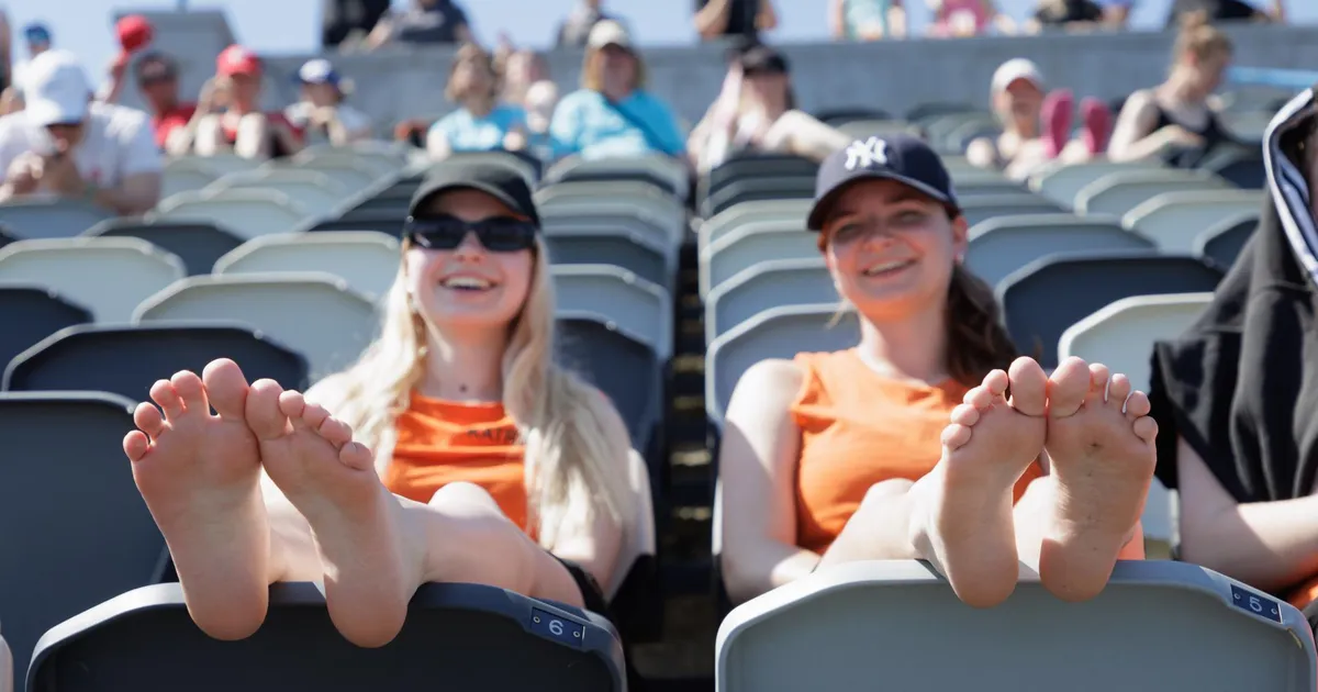 Palav päike ajas tantsupeolisi arstitelgist abi otsima