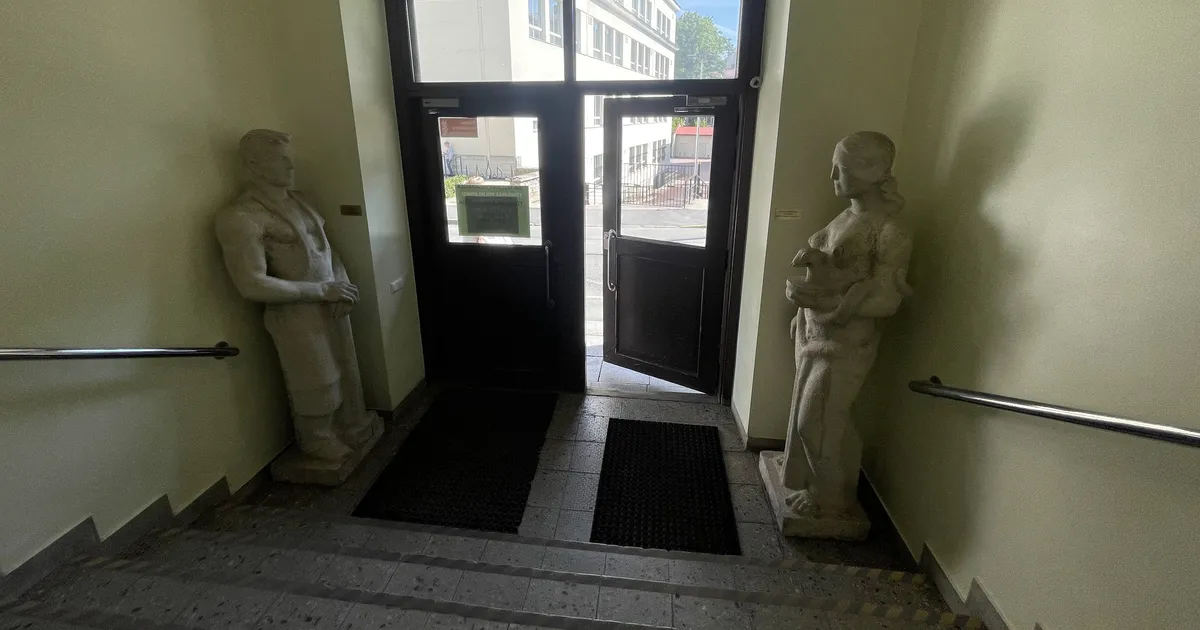 FOTOD JA VIDEO ⟩ Lõks keldrikorrusel: liikumispuudega inimene sattus hätta Tõnismäe polikliinikus asuvas abivahendite poes