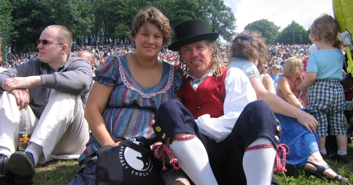 INIMESTEST AEGAMÖÖDA ⟩ Kiti ja Peedu: kuidas laulupeobussis puhkes leekiv armastus