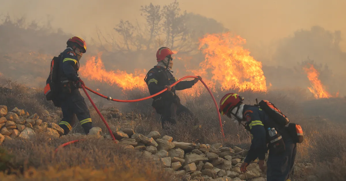 VIDEO ⟩ Kreetal evakueeriti maastikupõlengu eest 1500 inimest