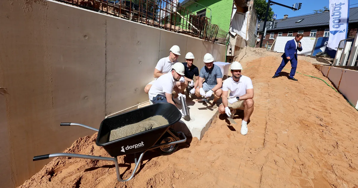 GALERII ⟩ «Nurgakivi paigas ja neli korrust ka!» Kastani Kolmnurk sai lõpuks nurgakivi