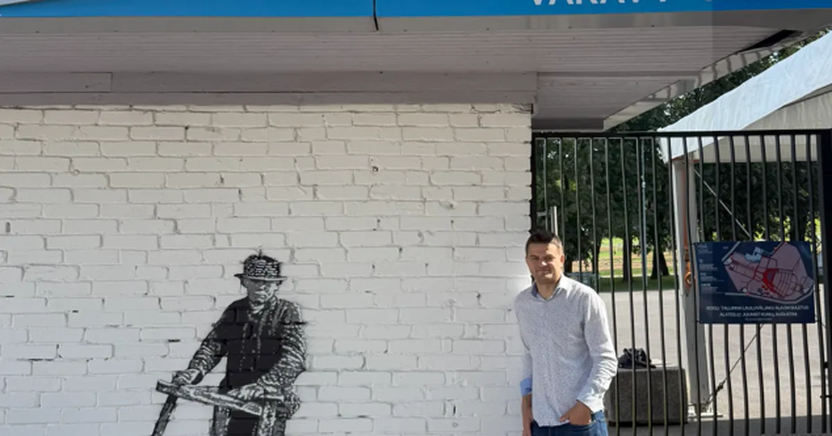 PILTUUDIS ⟩ Kuulsa artisti tänavateosed ilmusid salapäraselt Tallinna lauluväljakule. «See oli meile küll üllatuseks!»