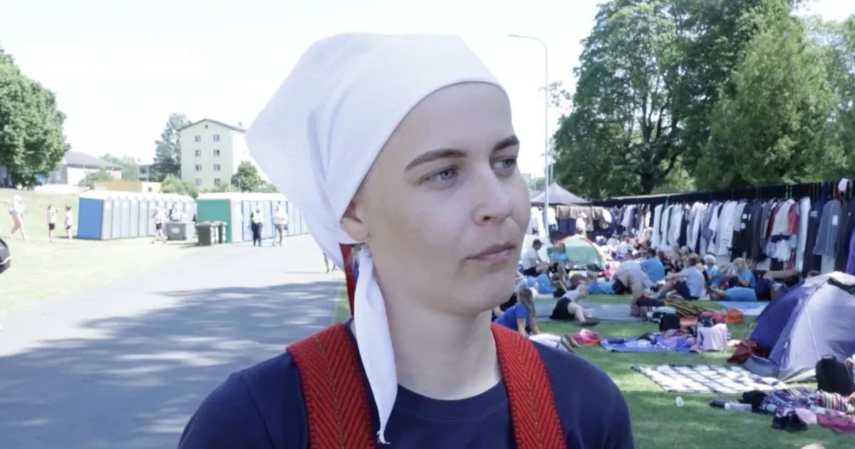 Saaremaa rahvatantsurühm võttis endaga kaasa hea tuju