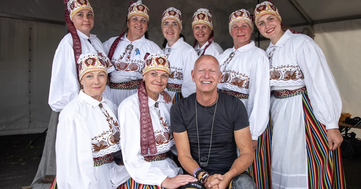 VIDEOINTERVJUU ⟩ Hinnatud fotograaf Jimmy Nelson tantsupeost: tulin Eestisse tagasi, et olla tunnistajaks erakordsele sündmusele