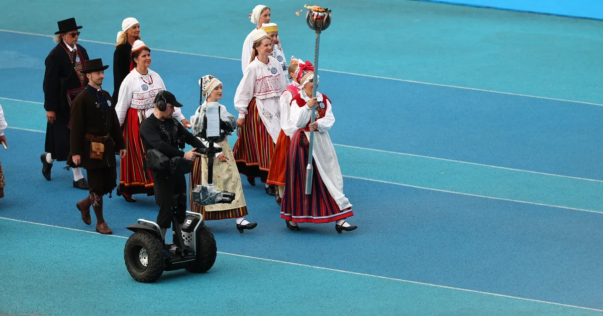 GALERII ⟩ Pidustused alaku: laulupeo tuli tervitas Kalevi staadionil tuhandeid tantsijaid