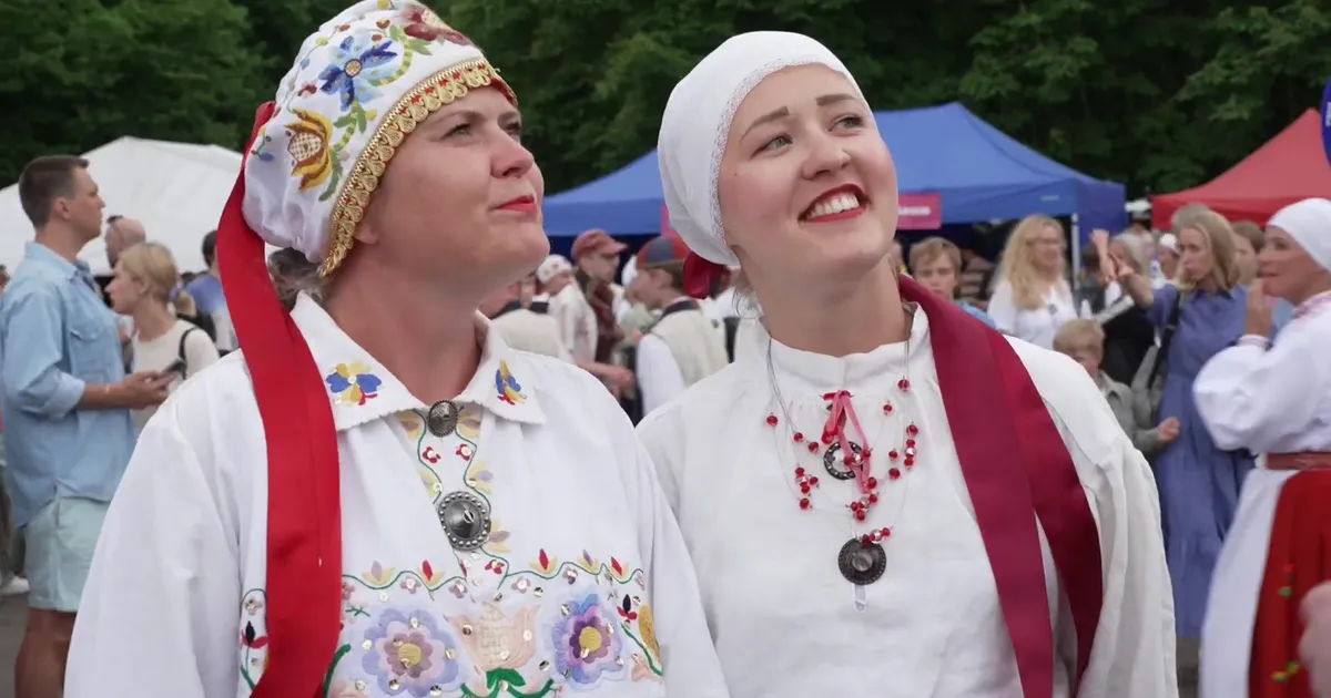 VIDEOINTERVJUU ⟩ Väliseesti trupi tantsijad: rahvatants tekitab kogukonnatunnet ja toob inimesi kokku
