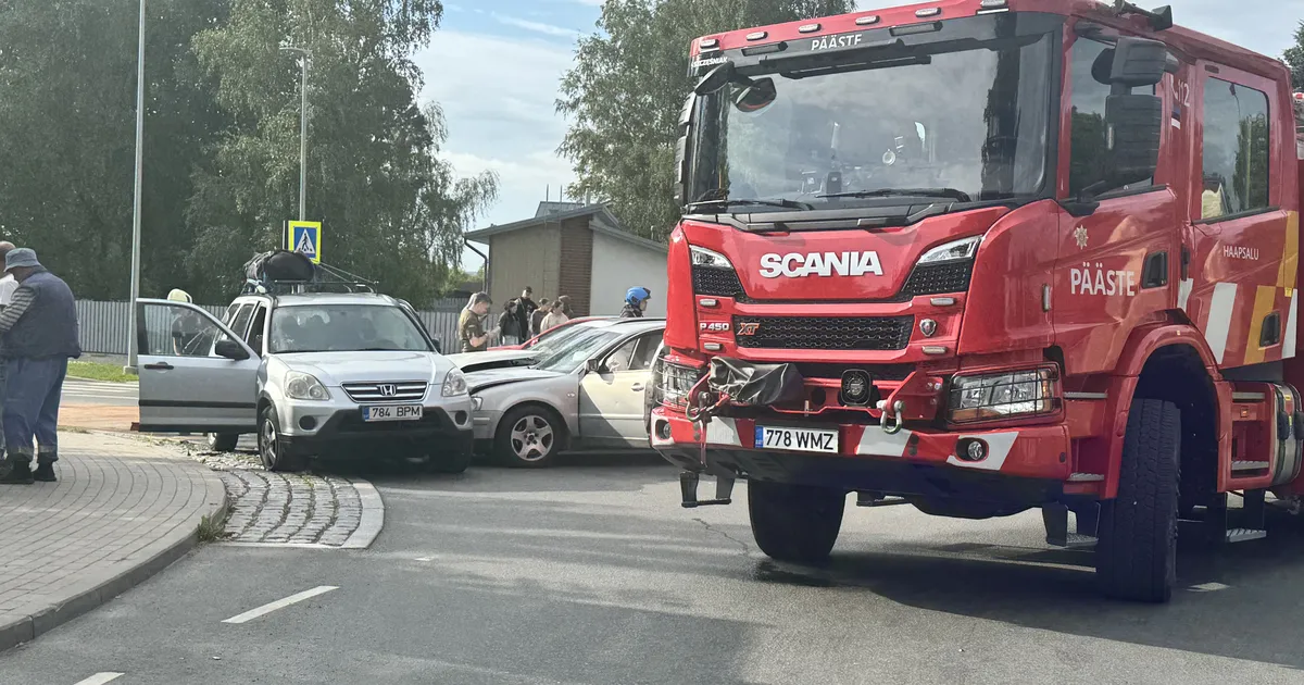 FOTOD ⟩ Haapsalus põrkasid kokku kolm autot