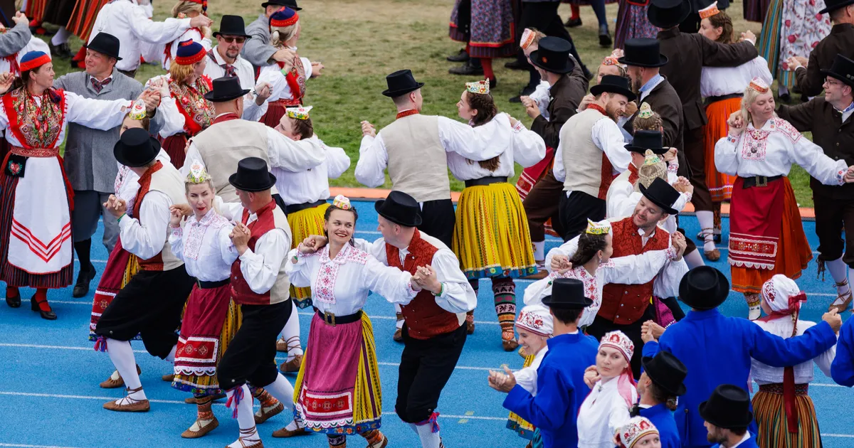 TANTSUPEO ARVUSTUS ⟩ Tulid meelde koolilõpuaktus ja kui korralikult ema püksid oli viikinud