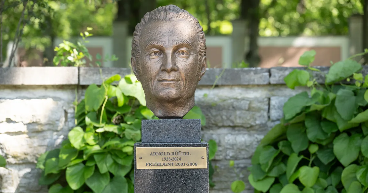 FOTOD ⟩ Presidendi kantselei roosiaias avati Arnold Rüütli büst