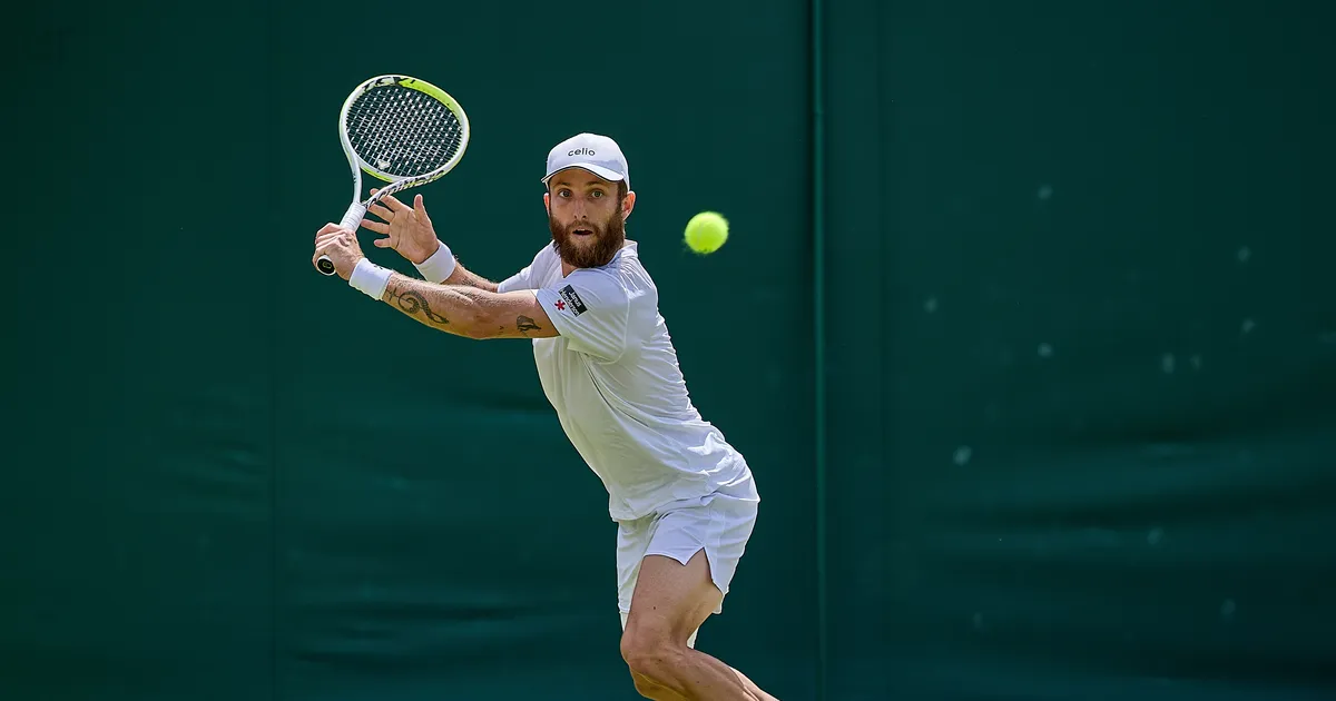VIDEO ⟩ «Ebareaalne löök!» Tenniseäss rõõmustas spordisõpru meisterliku sooritusega