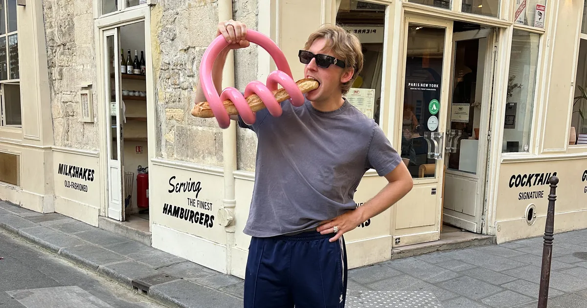 TRENDIHOIATUS ⟩ Rootsi disainer tõi Pariisi moenädalale Barbie-roosa saiakoti