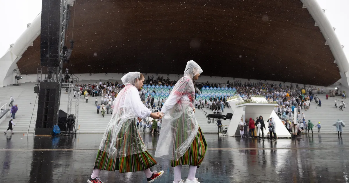 HOOVIHM JA ÄIKESEOHT ⟩ Laulupidulised peavad kaasa võtma vihmakeebid