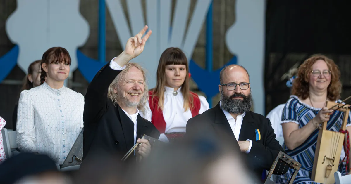 REPORTAAŽ ⟩ Rahvamuusikapidu «Iseoma» täitis Vabaduse väljaku pillide, laulude ja rahvaga