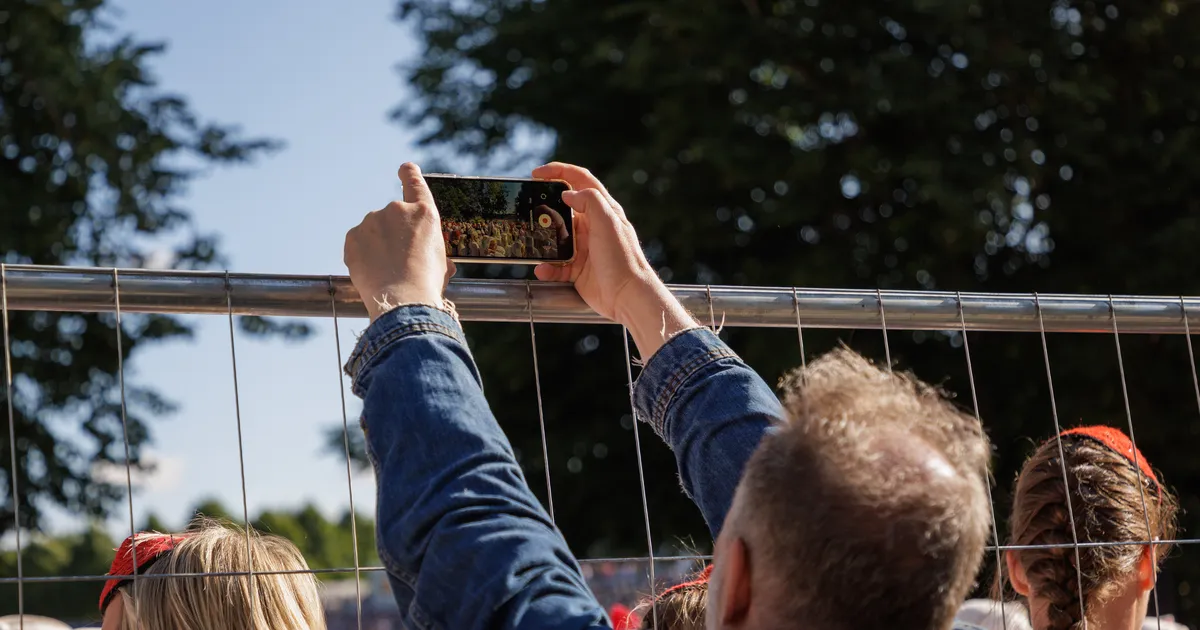 FOTOD JA VIDEO ⟩ «Ma ei uskunud, et siit nii imelise vaate saab!» Tantsupeo väravate taha kogunes rohkelt piletita publikut