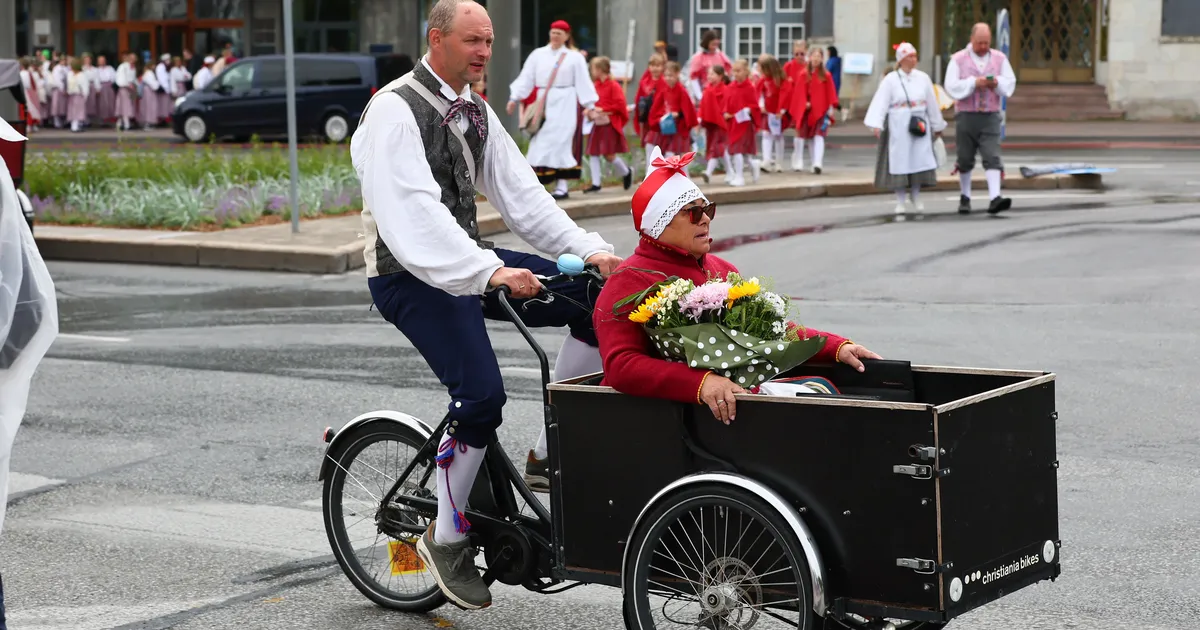 FOTOD ⟩ 45 000 osalejaga viiekilomeetrine rongkäik kulgeb lauluväljakule