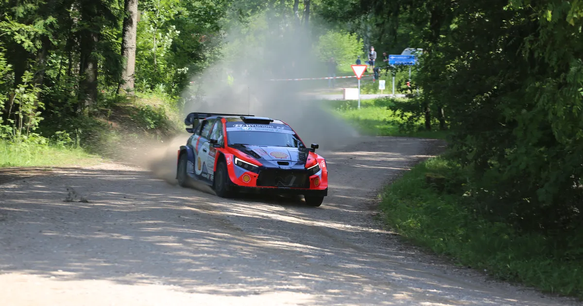 PILDIGALERII ⟩ Ott Tänak jätkas Haanja teede tolmus ralli valitsemist