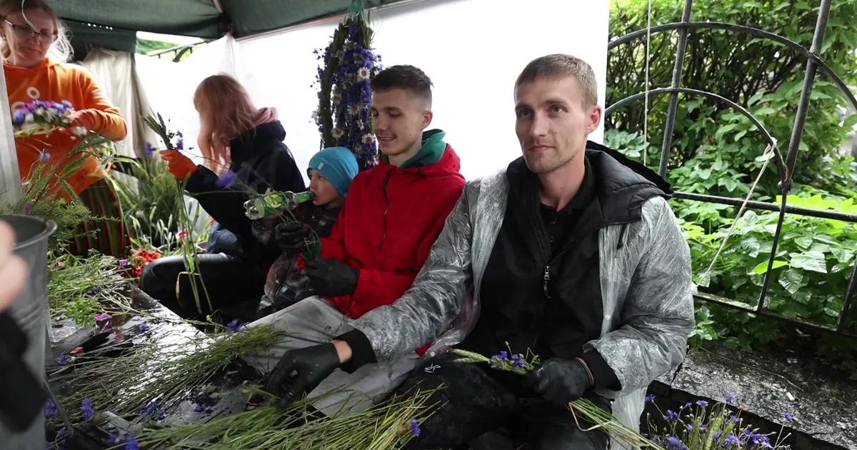 VIDEO ⟩ Alates kella üheksast hommikul laulupeo pärgasid teinud Keiro: täna on inimesed nõus sellise raha välja käima