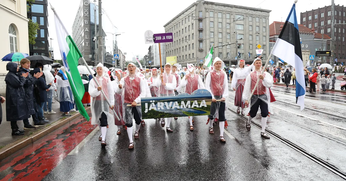 VAATA GALERIID JA VIDEOT ⟩ Lauljad ja tantsijad sammusid uhkelt rongkäigus