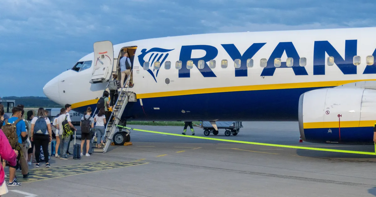 VALEHÄIRE ⟩ Hispaanias käivitus Ryanairi lennukil tulekahjualarm, osad paanikas lennukilt põgenenud inimesed said viga