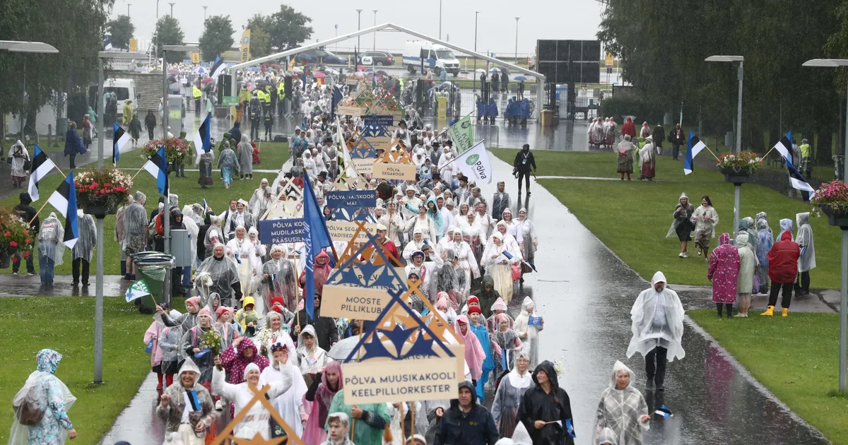 LEIA END FOTODELT ⟩ Peolised saabuvad lauluväljakule