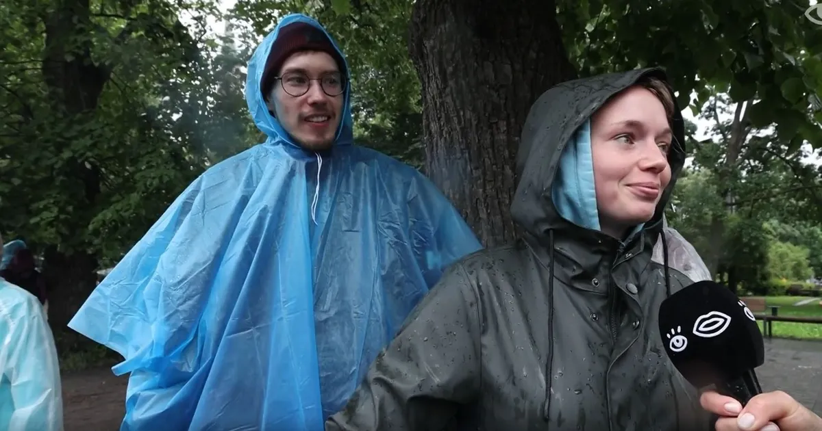 VIDEO ⟩ Kes laenas sõbrannalt, kes maksis üle 100 euro: kust said laulupeolised oma vihmakeebid?