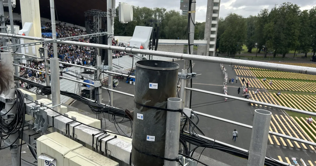 FOTOD ⟩ Sademenõu Miina teeb laulupeol vihma mõõtes ajalugu