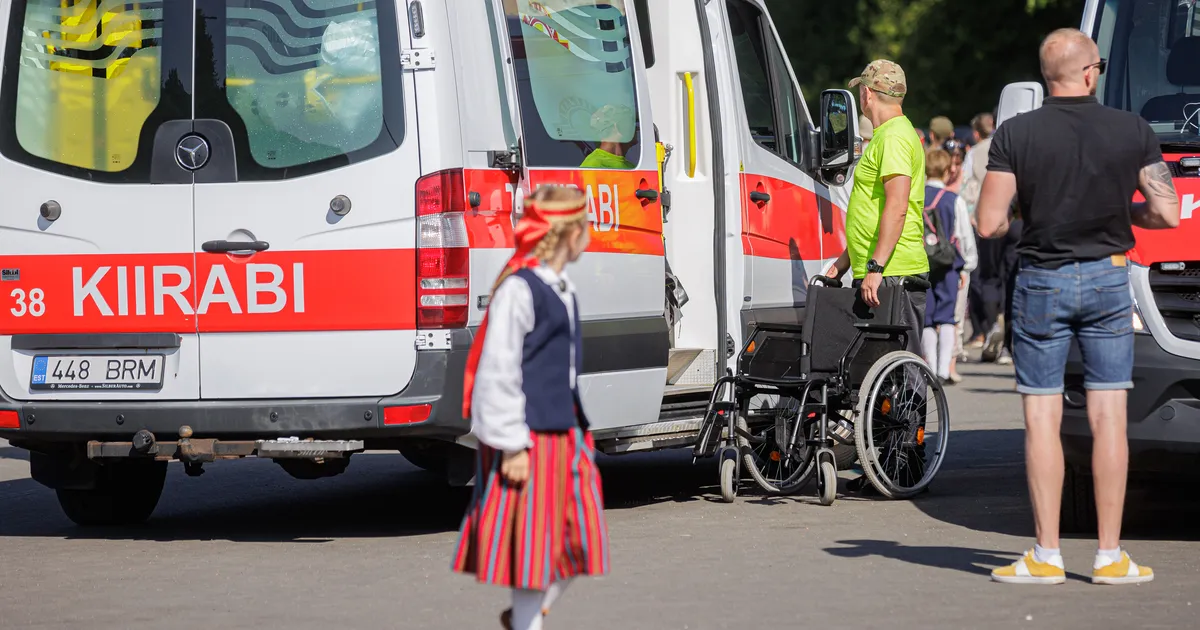 Lauluväljaku lähedal sai 69-aastane naine bussilt löögi